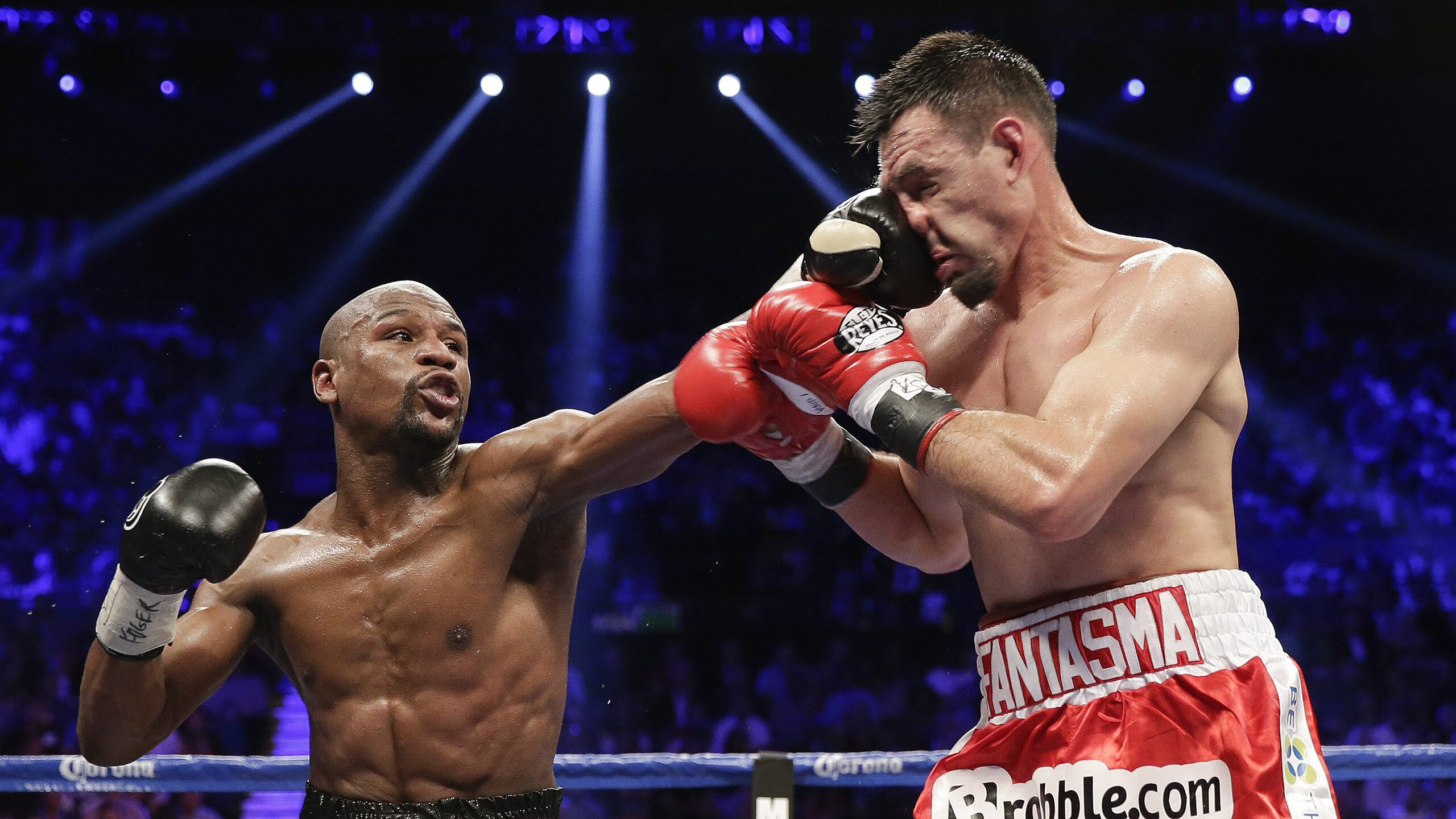 《虚拟偶像荧幕助阵电竞比赛，明星效应持续扩大》，虚拟偶像舞台